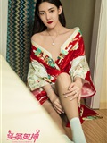 [Toutiao headline goddess] April 8, 2018 Feng Xuejiao 2m white sofa(35)